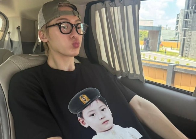 San Ha memakai baju bergambar Cha Eun Woo kecil. (Instagram/@ddana_yoon)
